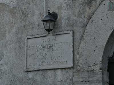 Un mistero che cerchiamo di chiarire con il proprietario dello stabile, il molfettese Giampiero Giovine, l'unica persona che incontriamo durante l'esplorazione. �Il borgo risale all'800 - afferma il signore -. Questa targa, trovata durante la ristrutturazione della villa, potrebbe essere stata portata al suo interno in un secondo momento�